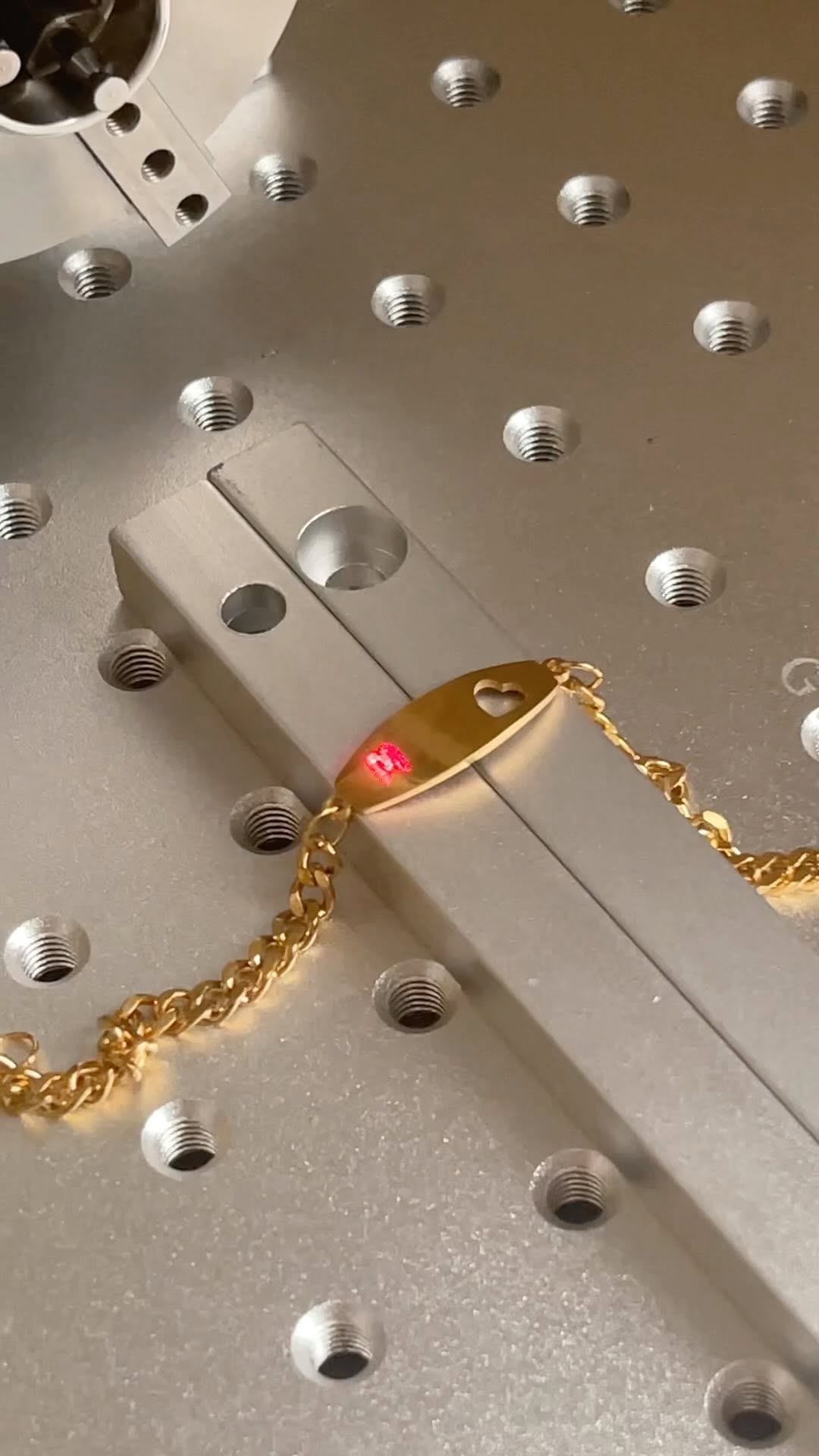 Artesanos de CACUSA elaborando joyería personalizada a mano en plata 925 y baño de oro 18k